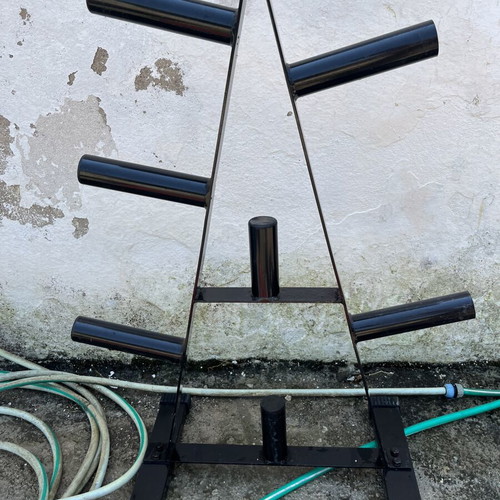 Homegym equipment used with Olympic 20kg bar, curl bar, and weight rack