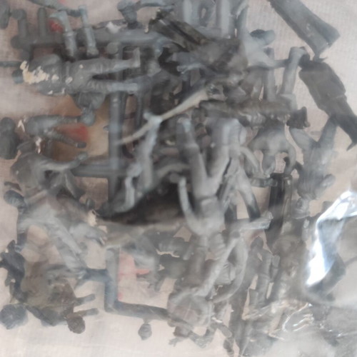 Modeling figures with bicycles, horses, soldiers, weapons and civilians, scale 1/72