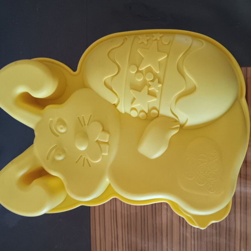 Silicone cake mold with Easter design like new