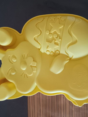 Silicone cake mold with Easter design like new