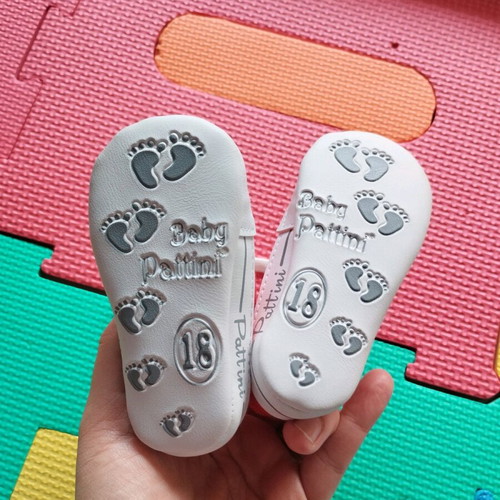 Set of 2 baby shoes size 18 new, white and red