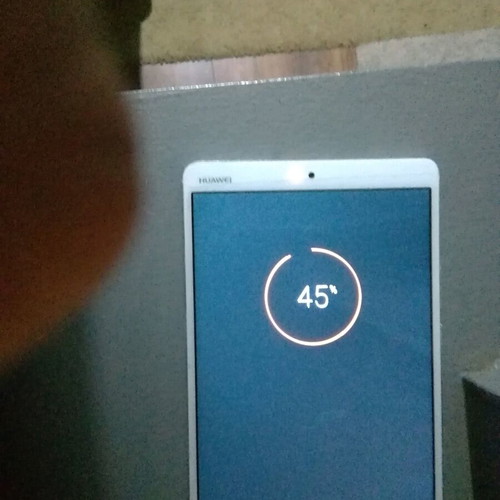 Huawei M3 BDL-09 8.4-inch tablet like new, 4G, 3GB RAM, 32GB with case and SIM card