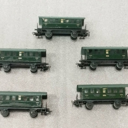 Marklin HO passenger wagons 5 used