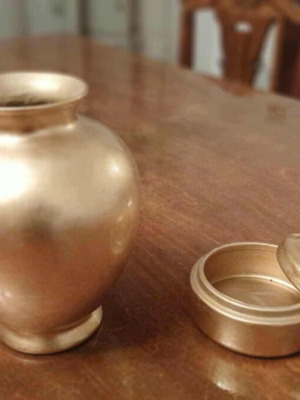 Small vintage decorative vase with box like new