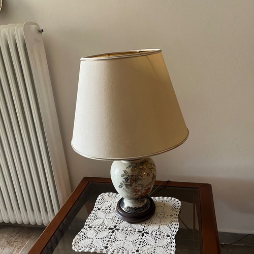 Chinese lamps like new, set of 2 with wooden bases