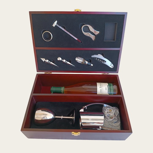 Wine box new with accessories and gift