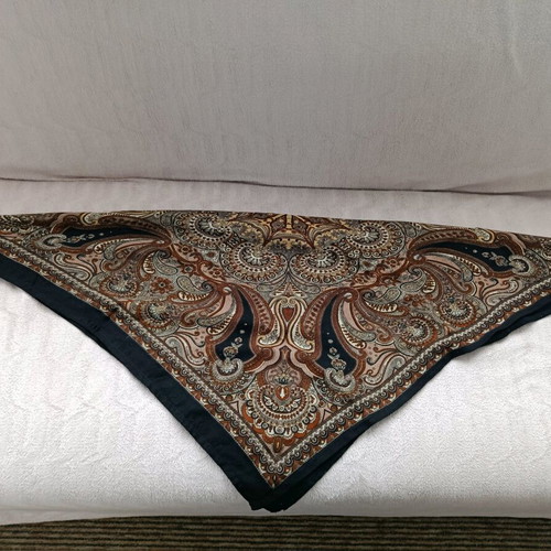 Headscarf used, black and beige, size 75/75 cm