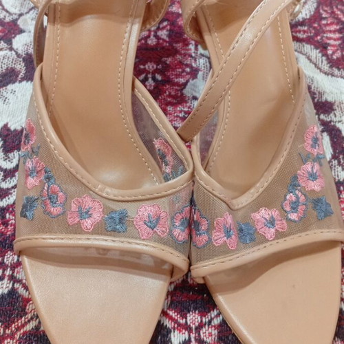 Sandal size 39 like new, ankle strap, slight damage