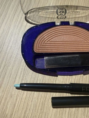 Ρουζ και τυρκουάζ μολύβι ματιών