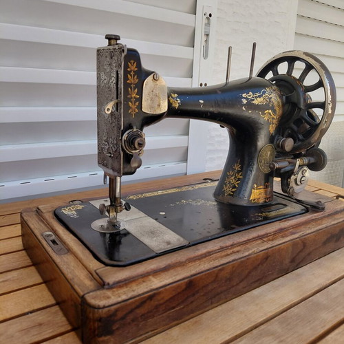 Vintage Singer sewing machine 1886 used, fiddle base design