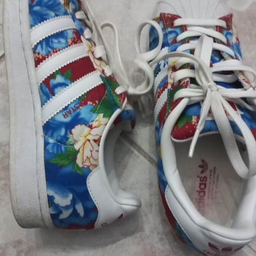 Sports shoes