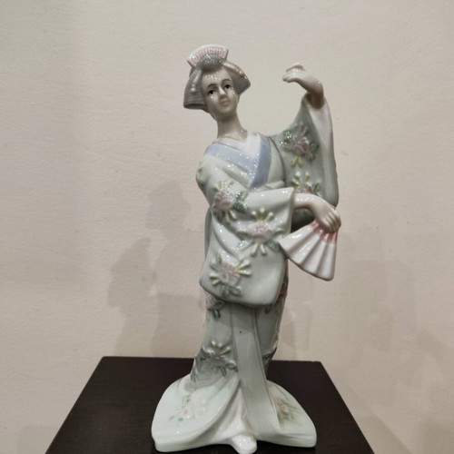 Vintage Porcelain Geisha Figurine with Fan 25 cm like new