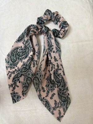 Χειροποίητο scrunchie λάστιχακι μαλλιών με σατέν κορδέλα λαχούρι καινούργιο, ροζ πολύχρωμο