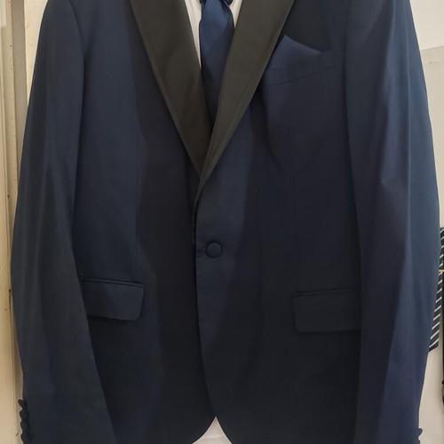 Vittorio men's suit like new size 56 with vest, shirt and tie