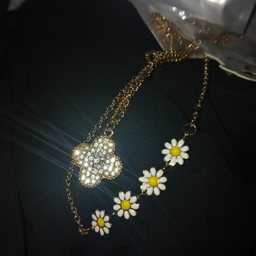 Gold necklace with daisies