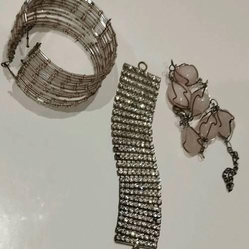 Hand jewelry like new, pack of three pieces pink
