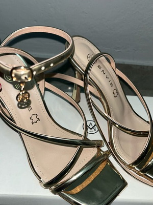 Πέδιλα Envie Shoes καλοκαιρινά σαν καινούργια, μέγεθος 37, χρυσαφί