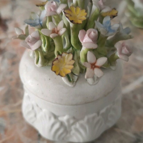 Capodimonte vintage jewelry box like new with embossed flowers