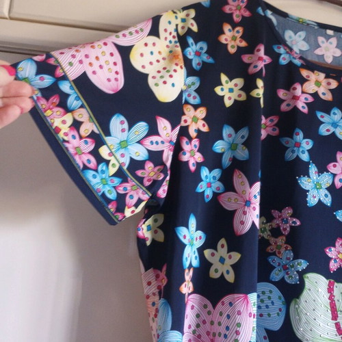 Floral blouse like new, size XL, with metallic stones