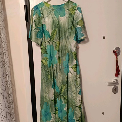 Kekatou women's formal dress like new with floral design