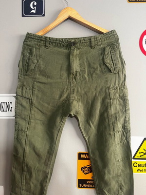 Πράσινο cargo παντελόνι Pull & Bear με πορτοκαλί κορδόνια, μέγεθος S