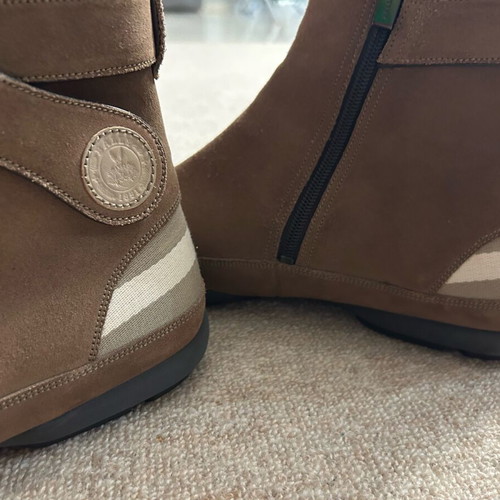 Bally suede leather ankle boots with zipper like new, beige