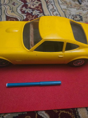 Opel GT συλλεκτικό μοντέλο αυτοκινήτου δεκαετίας 70 σε κίτρινο
