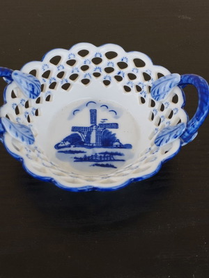 Vintage table decor like new