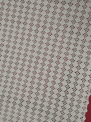 Table runner like new, dimensions 82x35