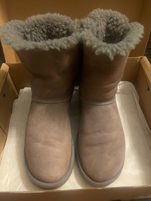 Ugg boots used with bows, gray