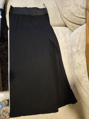Maxi summer skirt black used, one size with side slit and belt