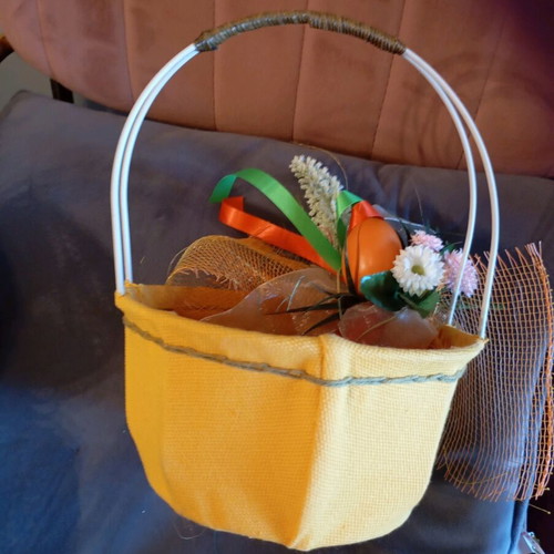 Vintage Easter basket like new with egg and flowers