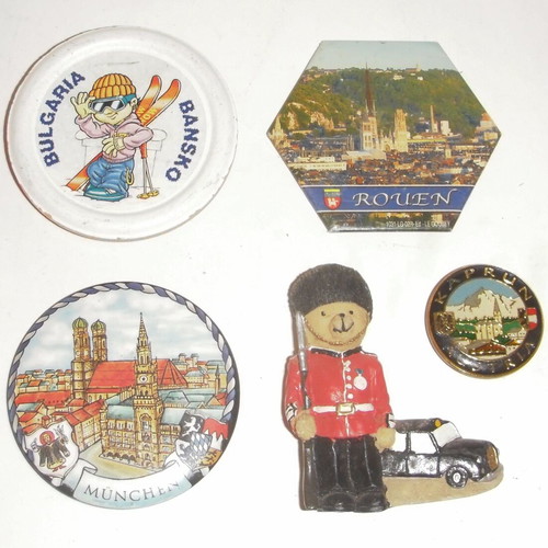 Set of 14 souvenir magnets, 4 badges and 1 pin