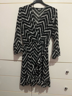 Women's black and white dress used with belt, one size