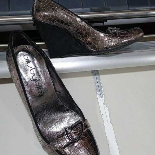Byblos pumps used, size 37, black metallic color