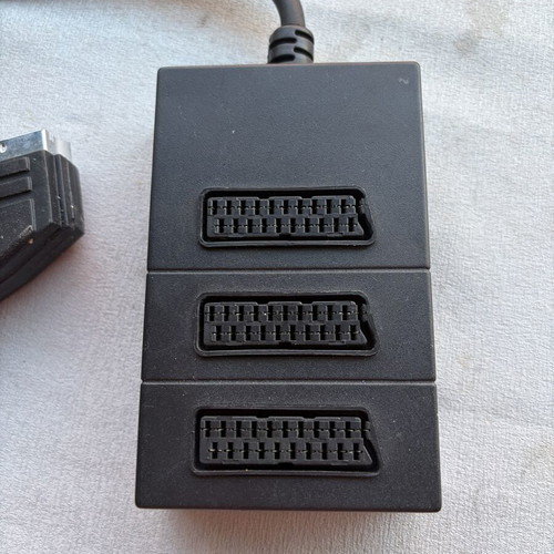 Scart power splitter used, three ports