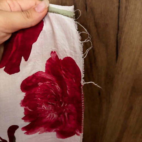 Strapless long dress used with flowers and wasp nest pattern