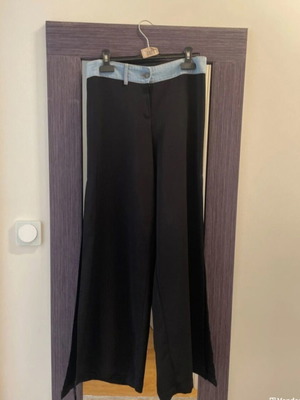 Trafalco μαύρη παντελόνα παλάτσο με λεπτομέρεια σε denim, μέγεθος S