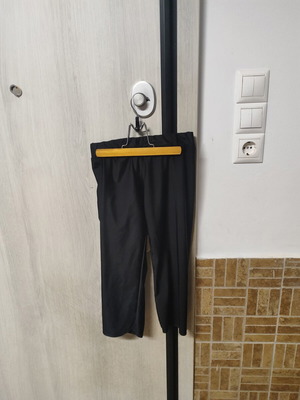 Black sports capri leggings, elastic fabric, comfortable fit