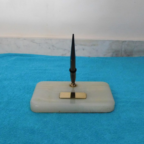 Sheaffer's Lifetime fountain pen used with 14K gold nib and onyx base