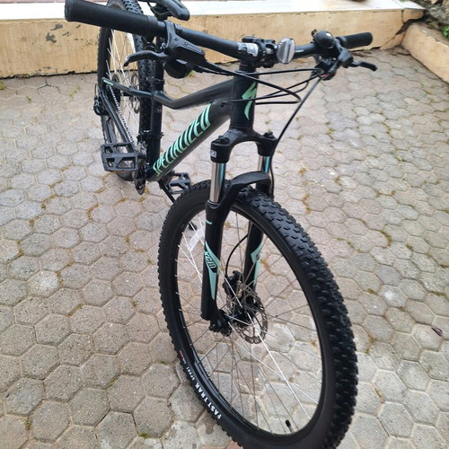 Specialized Rockhopper 27.5 XSmall like new men's mountain bike with disc brakes