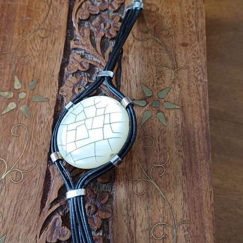 Bracelet tied with leather like new, black and white