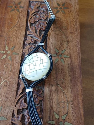 Bracelet tied with leather like new, black and white