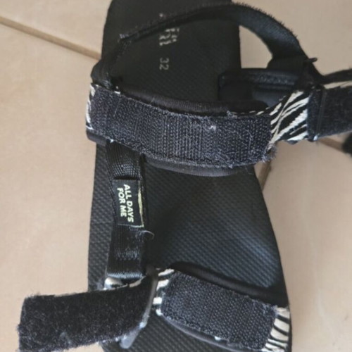Zara sandals size 32, black