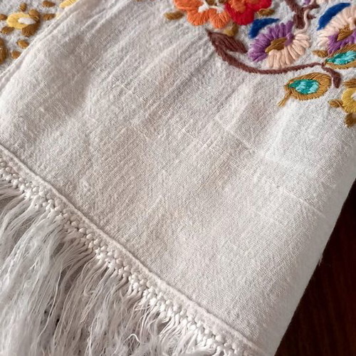 Embroidered table linen set of 2 pieces used