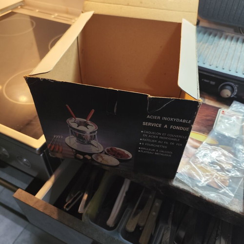 Cheese and chocolate fondue set like new with recipes