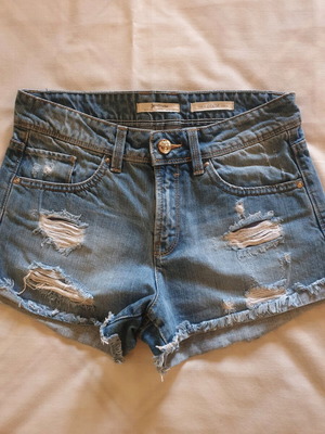 Jean short Stradivarius size 34 with designed rips like new