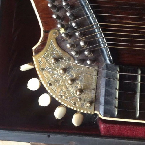 Santouri used from 1940 with 39 strings and carrying case