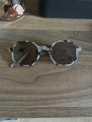 Tartaruga sunglasses new, polygon shape, black and white