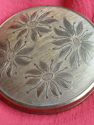 Vintage gold-plated powder compact like new with fabric case
